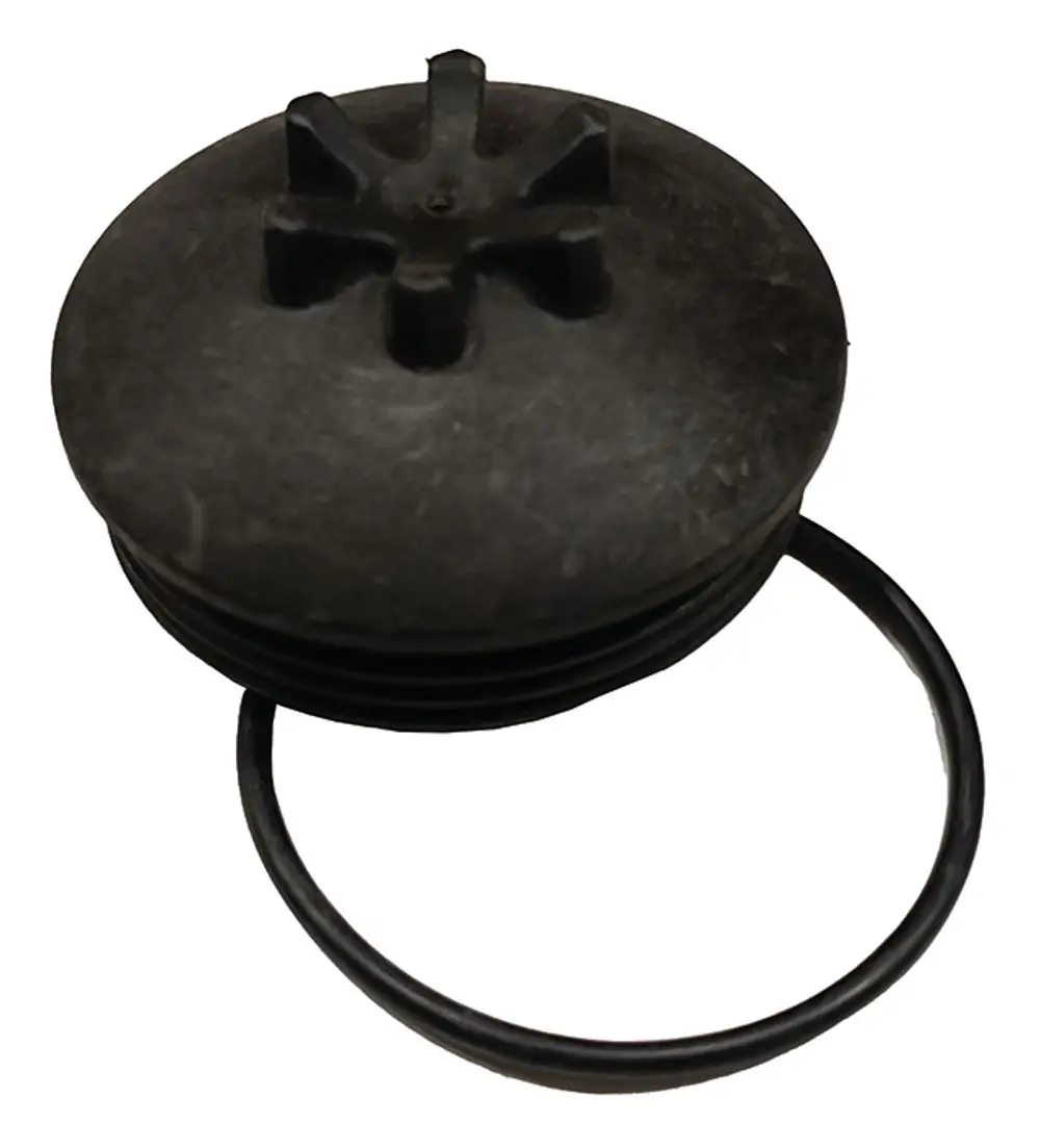 Schwarze Abdeckkappe mit O-Ring, gefertigt aus Elastomer, zeigt eine mehrstufige Struktur und eine zentrale Aussparung. Von der Marke Syr.